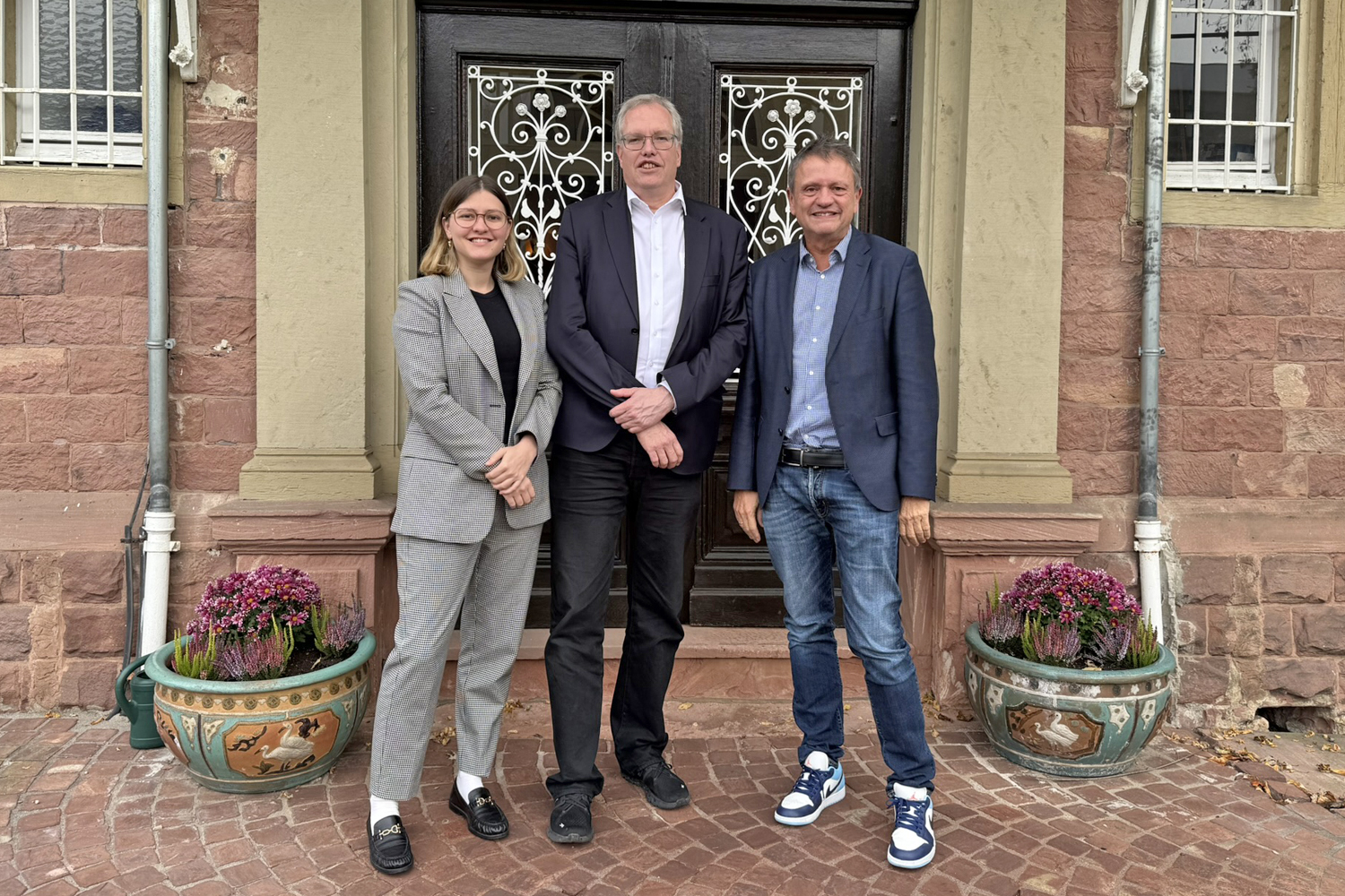 Von links: Annika Lehmann (kaufm�nnische Leiterin), Dr. Albrecht Sch�tte MdL und Mario Lehmann (Gesch�ftsf�hrer Kurpfalz Internat GmbH) / Foto: Ruben Meenenga