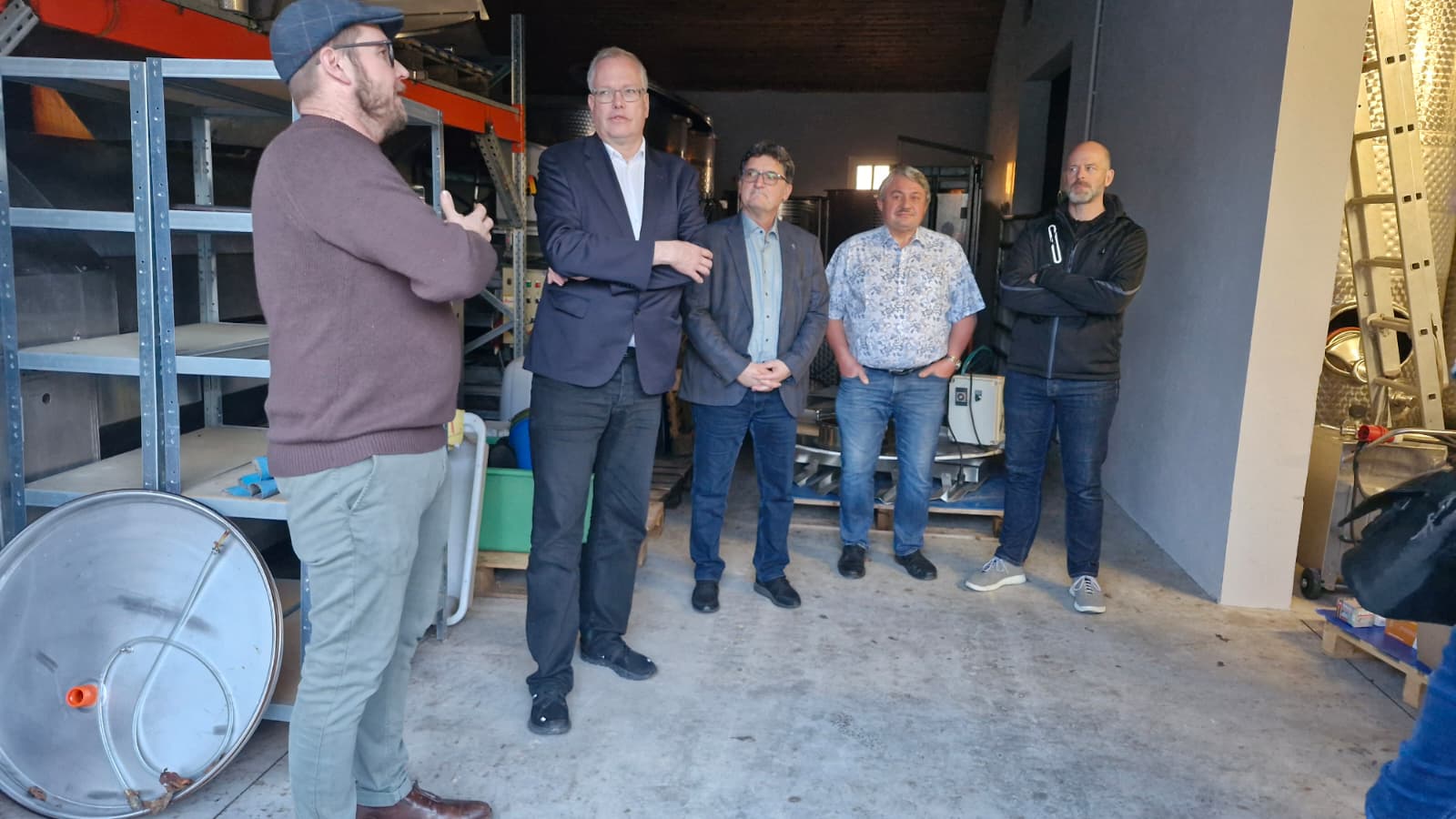 T. N�gele, A. Sch�tte, F. Werner, M. Brecht und M. Haa� auf dem Weingut N�gele an der Traubenannahmestelle (Foto: S. Brecht)