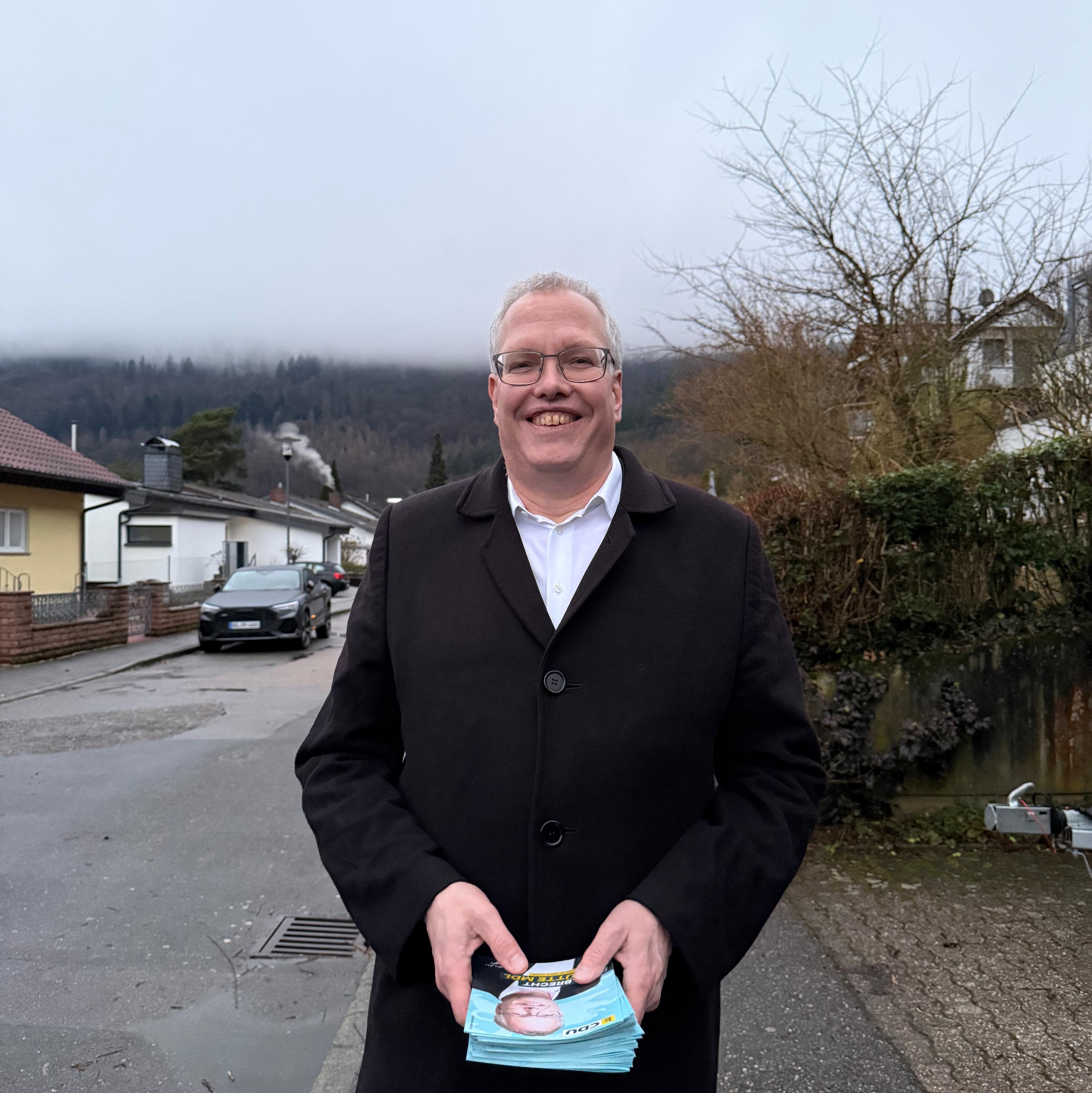 Dr. Albrecht Sch�tte MdL beim Haust�rwahlkampf (Foto: Team Sch�tte)