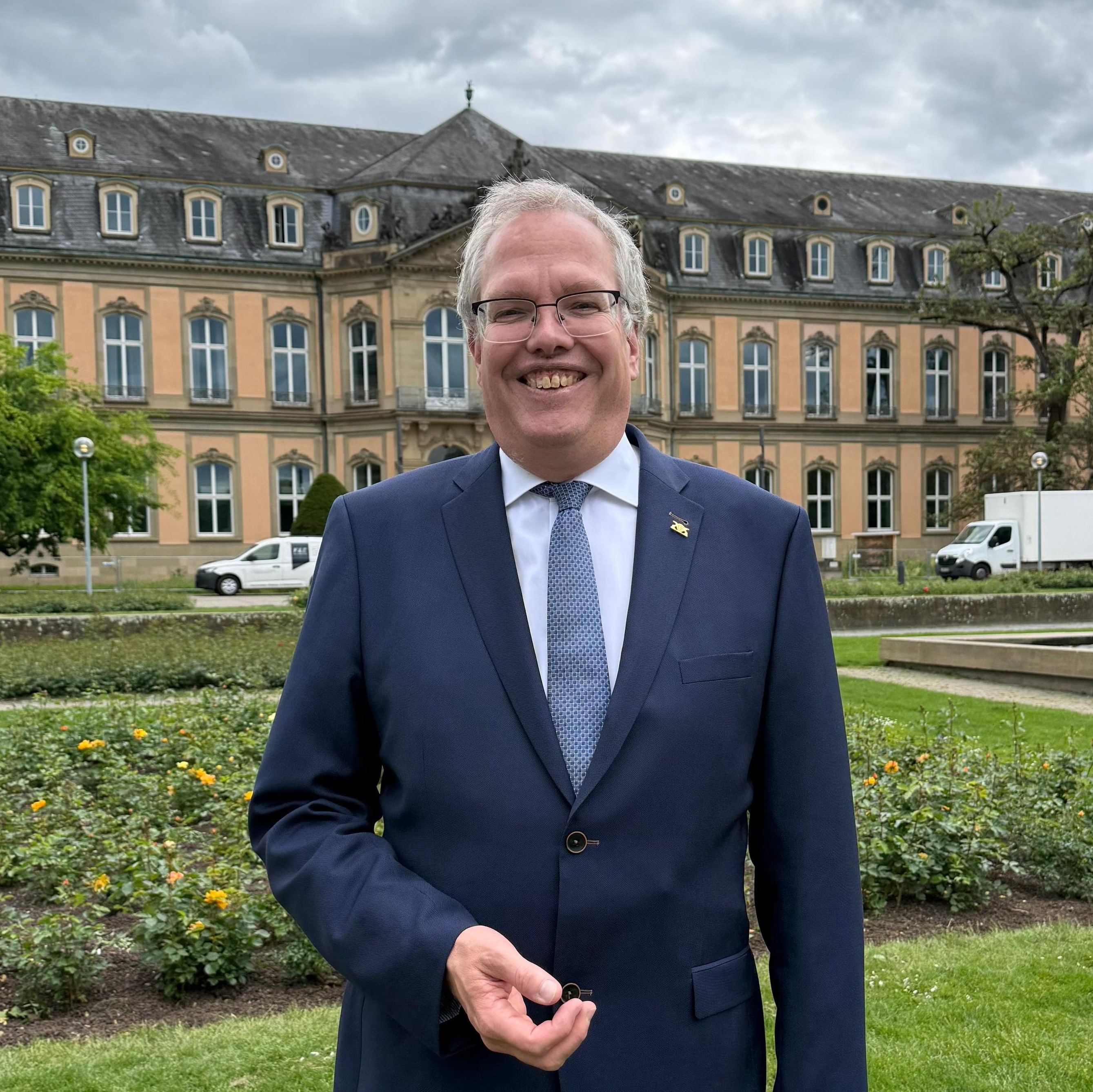 Dr. Albrecht Sch�tte vor dem Finanzministerium Baden-W�rttemberg (Foto: Team Sch�tte)