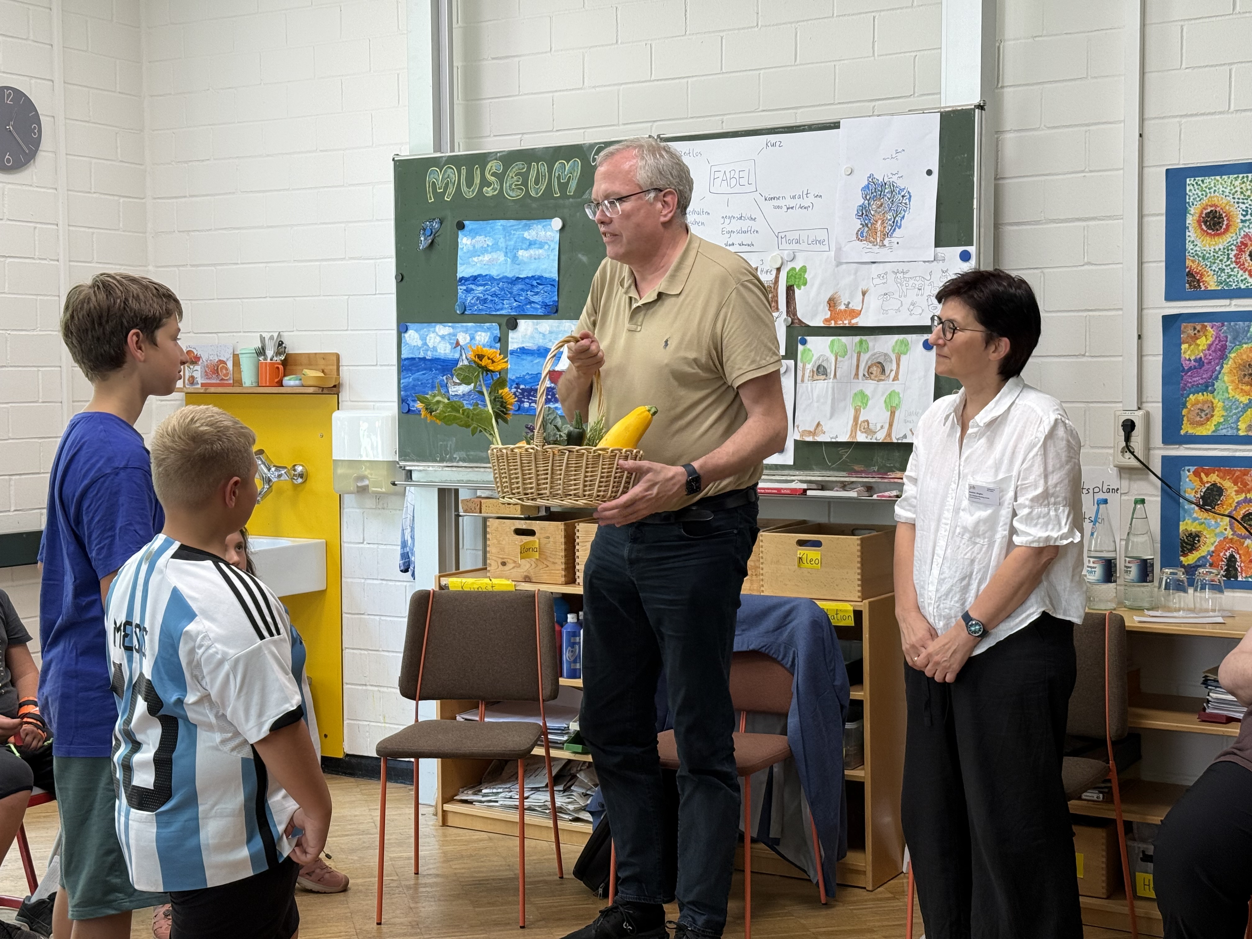 Dr. Albrecht Sch�tte beim Schulbesuch (Foto: Team Sch�tte)