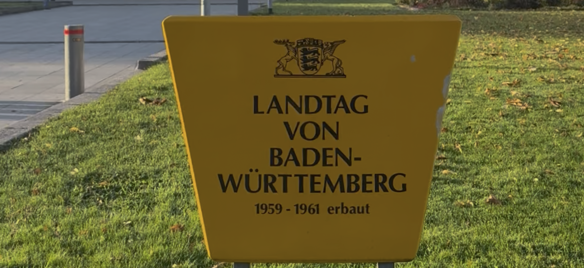 Schild vor Landtagsgeb�ude (Foto: Team Sch�tte) 