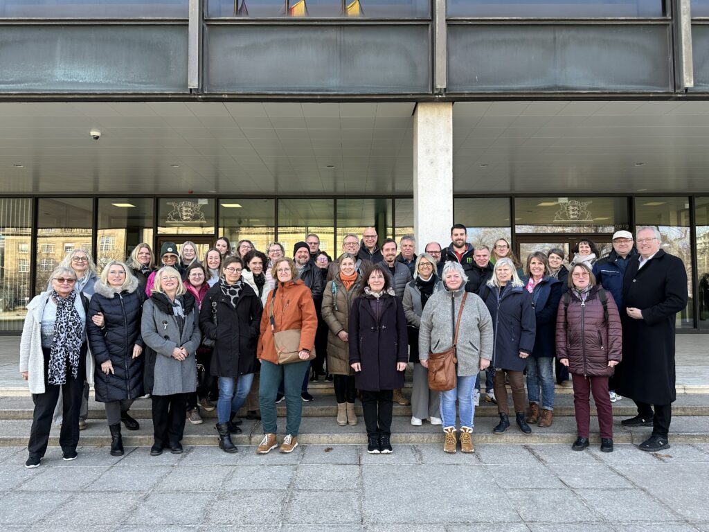 Die Besuchergruppe vor dem Landtagsgebude
